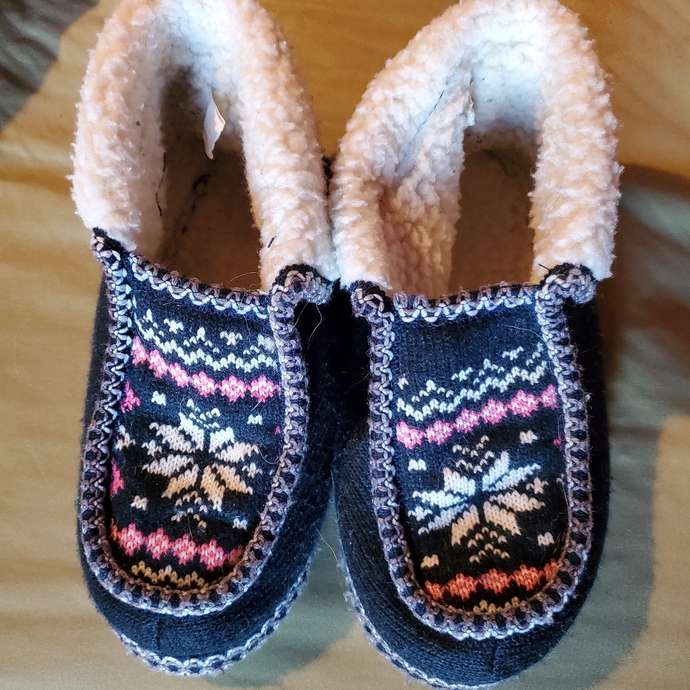 Knit blue intarsia snowflake faux sheepskin mocassin slippers